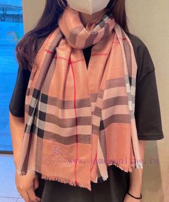 Burberry Classic Synchronized Cashmere Checkered Square Scarf in Stock, Essential for Wardro0adt4b3s