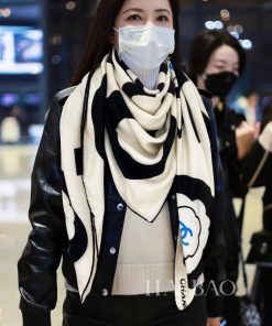 The new Double C Large Letter 140 Cashmere Square Scarf is recommended for VIP customers. Yo7rnwprsa