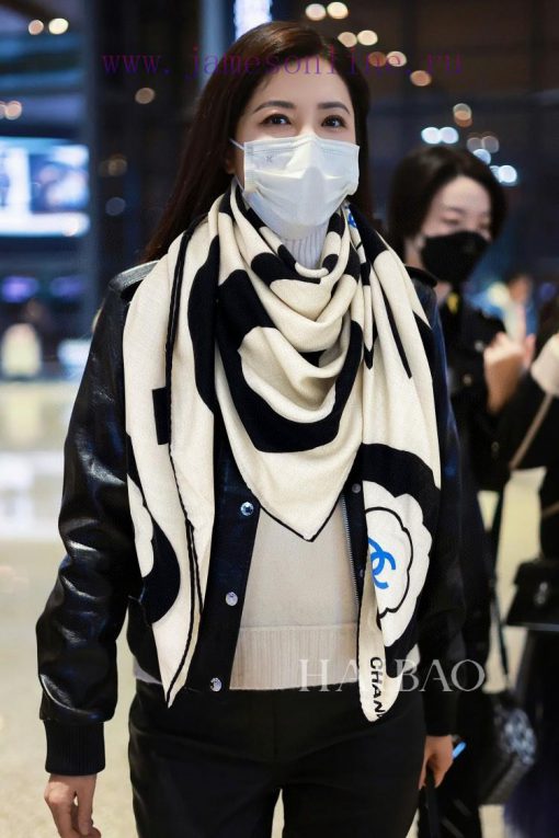 The new Double C Large Letter 140 Cashmere Square Scarf is recommended for VIP customers. Yo7rnwprsa