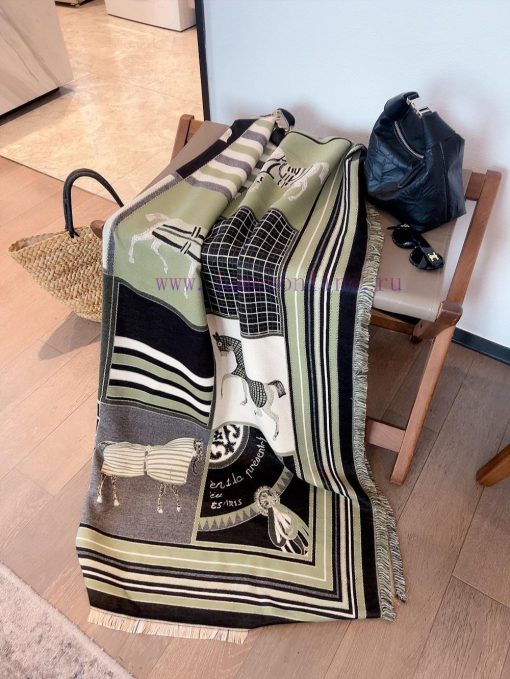 Hermes 140 Velvet Square Towel, both sides in the same color are said to look good when bouguj4yo0c9 - Image 7