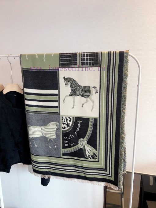 Hermes 140 Velvet Square Towel, both sides in the same color are said to look good when bouguj4yo0c9 - Image 9