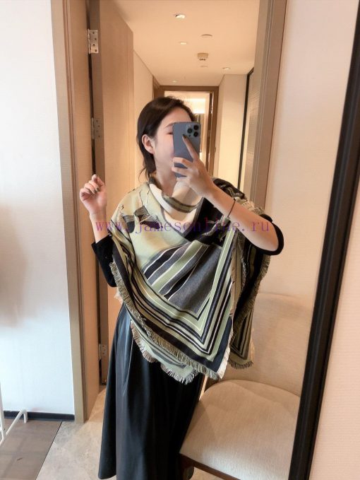 Hermes 140 Velvet Square Towel, both sides in the same color are said to look good when bouguj4yo0c9 - Image 14