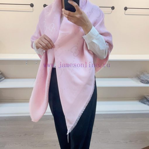 The classic GG gold and silver thread square scarf really doesn't need too much explanation.18i63oif