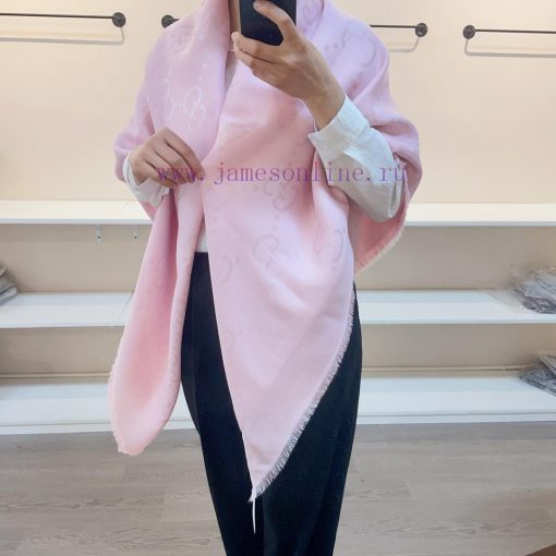 The classic GG gold and silver thread square scarf really doesn't need too much explanation.18i63oif - Image 11