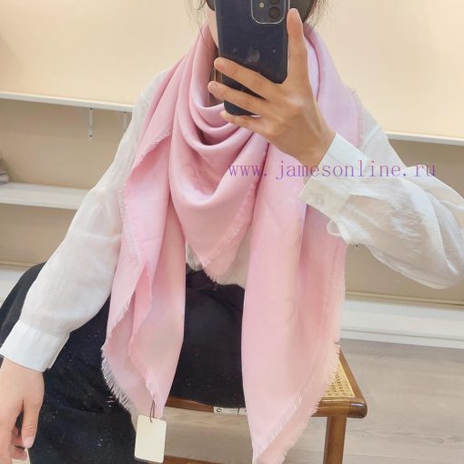 The classic GG gold and silver thread square scarf really doesn't need too much explanation.18i63oif - Image 13