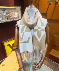 The LV Graphic Dual scarf is made of a blend of soft and high-quality wool, cut into a wide 3p11wwby