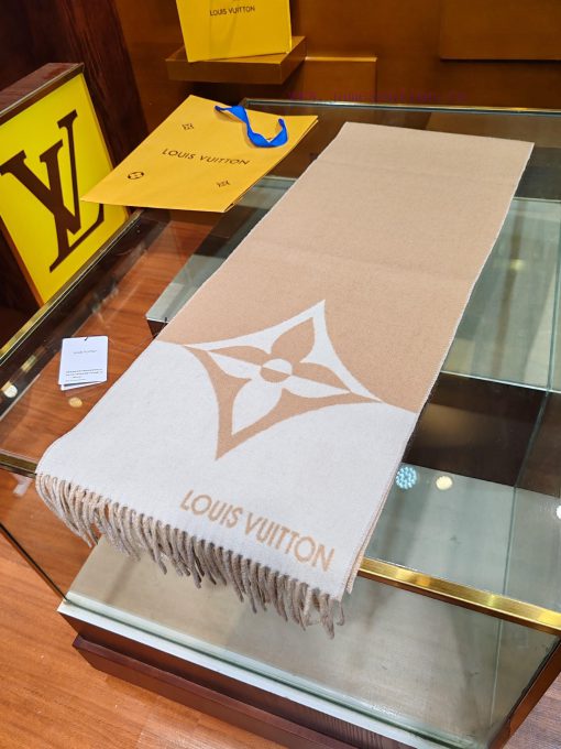 The LV Graphic Dual scarf is made of a blend of soft and high-quality wool, cut into a wide 3p11wwby - Image 10