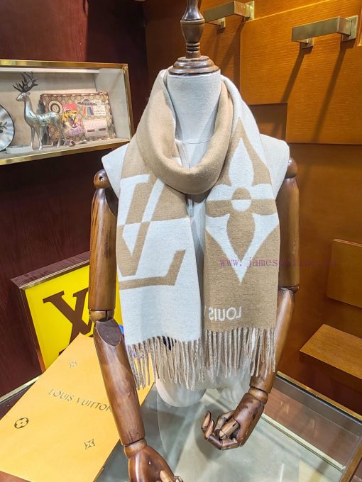 The LV Graphic Dual scarf is made of a blend of soft and high-quality wool, cut into a wide 3p11wwby - Image 11