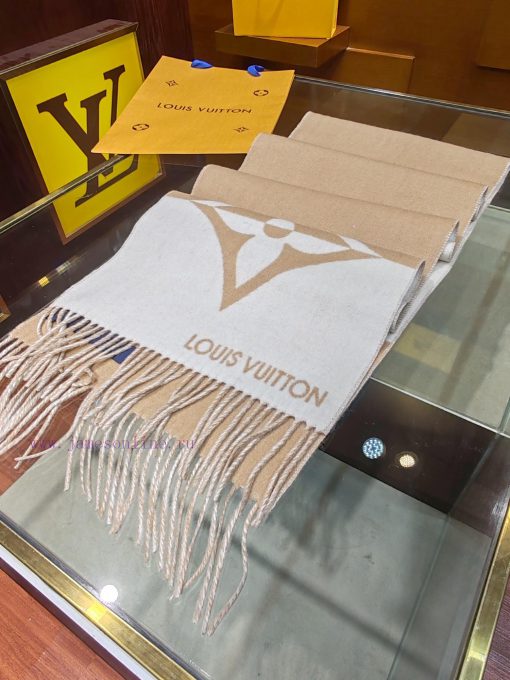 The LV Graphic Dual scarf is made of a blend of soft and high-quality wool, cut into a wide 3p11wwby - Image 13
