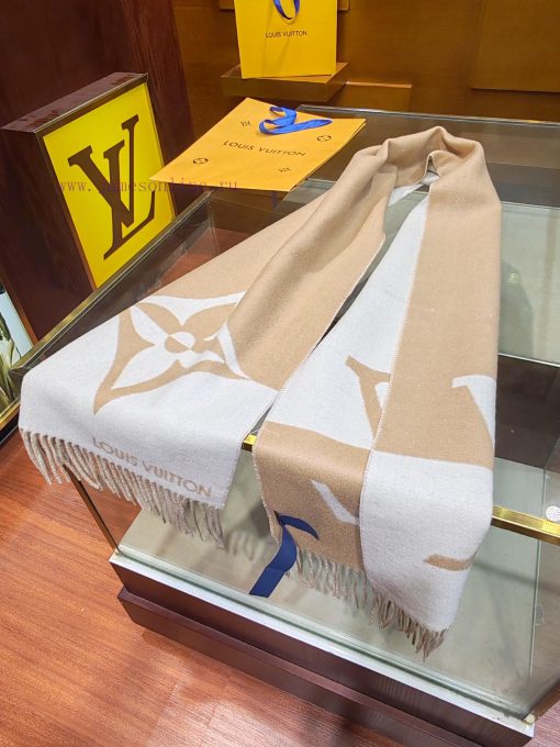 The LV Graphic Dual scarf is made of a blend of soft and high-quality wool, cut into a wide 3p11wwby - Image 15