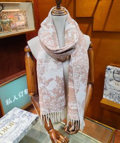 The pink Sauvage printed scarf reinterprets Dior's classic pattern, carefully crafted from a3k8nu0ae