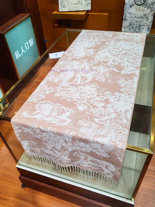 The pink Sauvage printed scarf reinterprets Dior's classic pattern, carefully crafted from a3k8nu0ae - Image 5