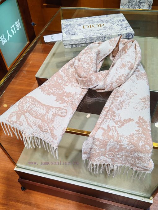 The pink Sauvage printed scarf reinterprets Dior's classic pattern, carefully crafted from a3k8nu0ae - Image 7