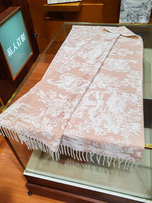 The pink Sauvage printed scarf reinterprets Dior's classic pattern, carefully crafted from a3k8nu0ae - Image 10
