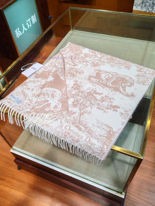 The pink Sauvage printed scarf reinterprets Dior's classic pattern, carefully crafted from a3k8nu0ae - Image 17
