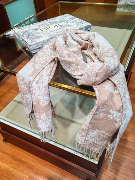 The pink Sauvage printed scarf reinterprets Dior's classic pattern, carefully crafted from a3k8nu0ae - Image 18