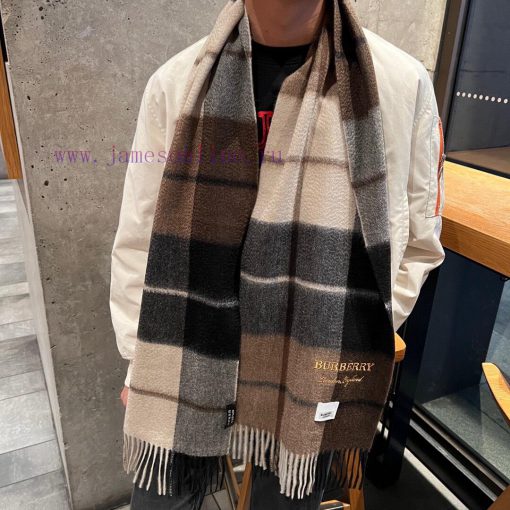 Christmas gift exclusively for men, Burberry's new heavyweight water ripple cashmere scarf. gex35aga - Image 2