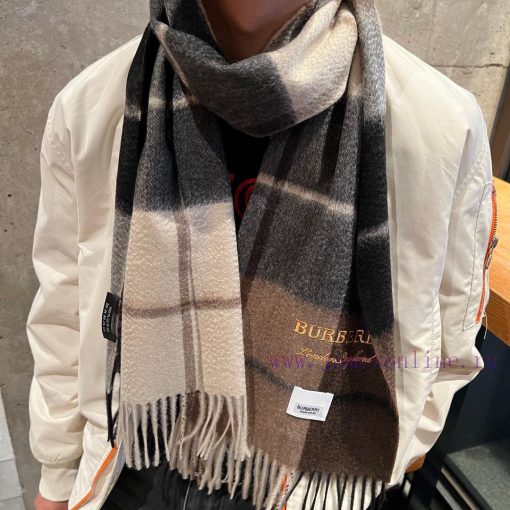 Christmas gift exclusively for men, Burberry's new heavyweight water ripple cashmere scarf. gex35aga - Image 4