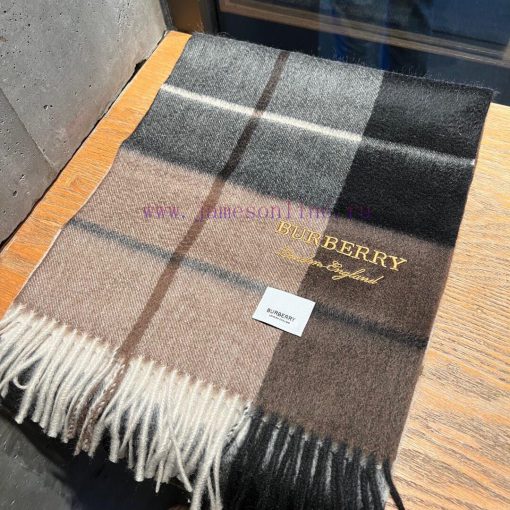 Christmas gift exclusively for men, Burberry's new heavyweight water ripple cashmere scarf. gex35aga - Image 15