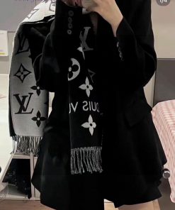 𝐋𝐨𝐮𝐢𝐬𝐕𝐮𝐢𝐭𝐭𝐨𝐧 Popular "ESSENTIAL2 Scarf"Size 186x34cm 100% combed woolExtend the distance betbfgfok6z