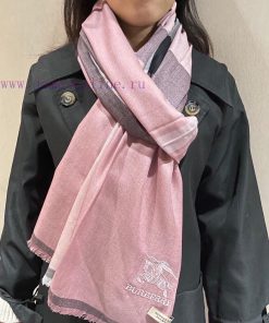 Burberry's refined lightweight scarf is made of plaid cashmere fabric with exquisite silk taox5z311o