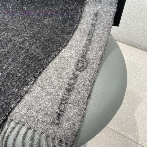 Armani Armani's latest scarf for 2023 is elegant and simple, making it the perfect choice fohbamfjbm - Image 19