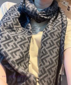 FENDI scarf, with a super gentle and stylish double-sided design, feels more youthful, gentlssn8iuqz