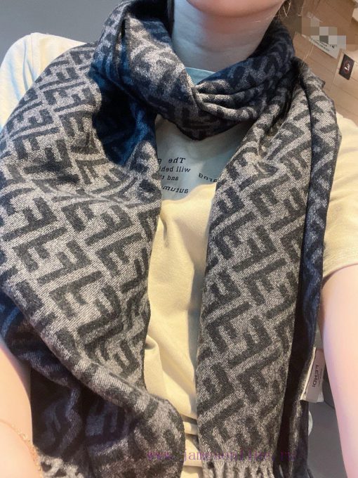 FENDI scarf, with a super gentle and stylish double-sided design, feels more youthful, gentlssn8iuqz - Image 2