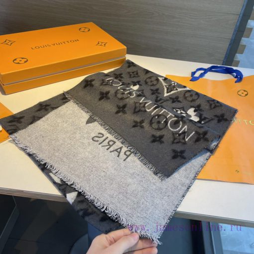 The LV Juejuezi 'REYKJAVIK GRADIENT Scarf' is truly beautiful in color. It is extremely diff66pew9cp - Image 3