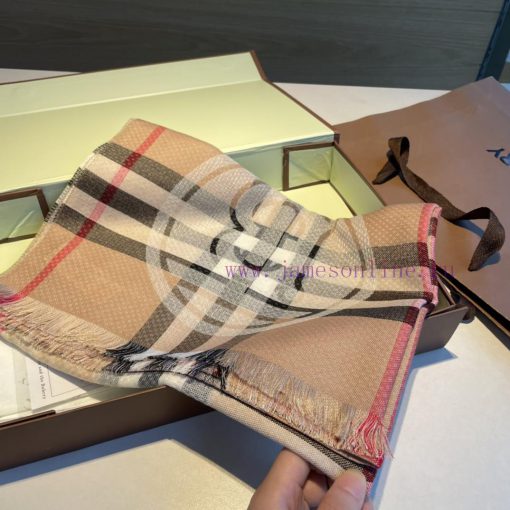 The bling bling Burberry B star shaped long scarf, this is the real product, recommended by o4ku95jr - Image 4
