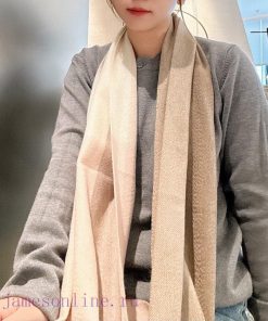 The latest product of Chanel's deep water ripple classic cashmere plaid scarf, known as the tt4niuby