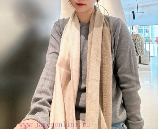 The latest product of Chanel's deep water ripple classic cashmere plaid scarf, known as the tt4niuby - Image 10