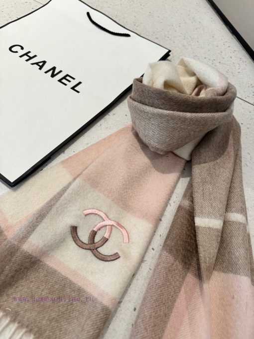 The latest product of Chanel's deep water ripple classic cashmere plaid scarf, known as the tt4niuby - Image 15