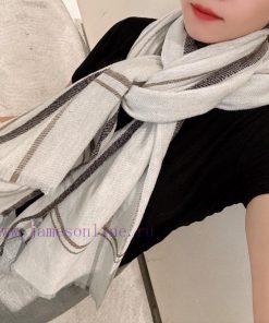 Burberry's new girls are blowing up the streetsThe black color scheme is truly unbeatable ancwi6f4y8