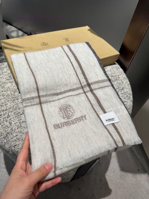 Burberry's new girls are blowing up the streetsThe black color scheme is truly unbeatable ancwi6f4y8 - Image 3