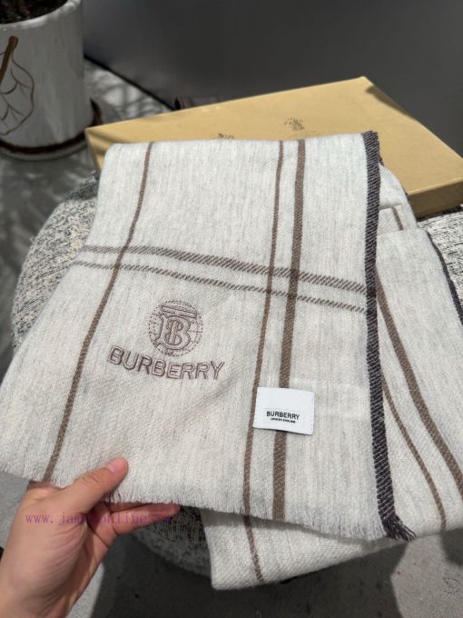 Burberry's new girls are blowing up the streetsThe black color scheme is truly unbeatable ancwi6f4y8 - Image 4