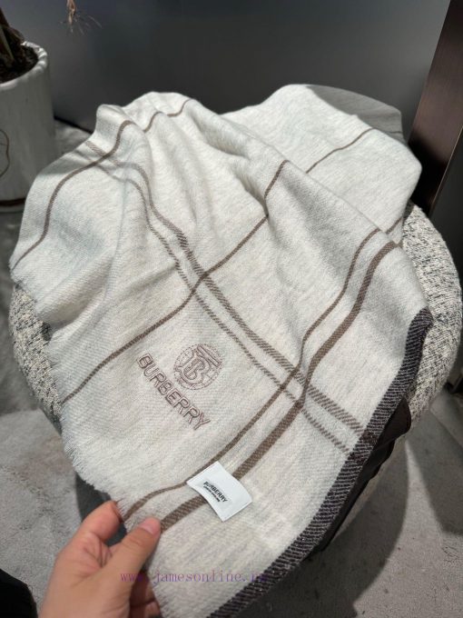 Burberry's new girls are blowing up the streetsThe black color scheme is truly unbeatable ancwi6f4y8 - Image 5