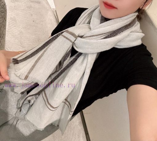 Burberry's new girls are blowing up the streetsThe black color scheme is truly unbeatable ancwi6f4y8 - Image 10