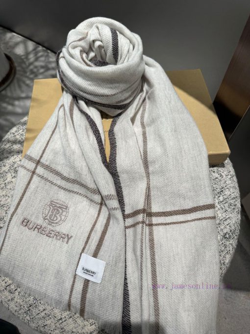 Burberry's new girls are blowing up the streetsThe black color scheme is truly unbeatable ancwi6f4y8 - Image 14