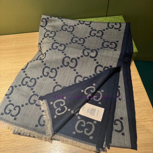 The Gucci pattern is presented in a letter interweaving pattern on this beige and blue wool p4ycm4sq - Image 6