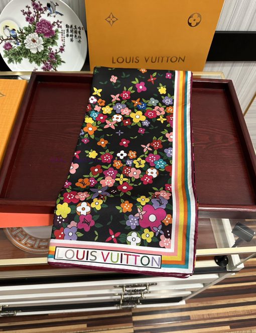 The new L family's small flower series silk square scarf has been launched, and it is said txwuslxyu - Image 3