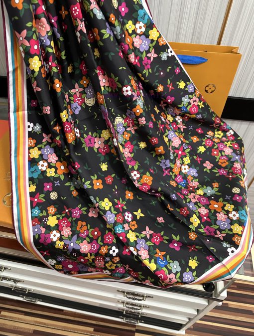The new L family's small flower series silk square scarf has been launched, and it is said txwuslxyu - Image 6