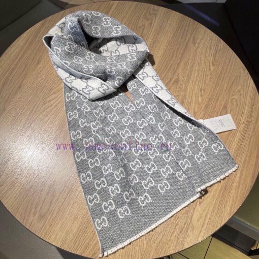 Gucci's double G letter interweaving pattern is reinterpreted as a complex jacquard design. a69s7obw - Image 10