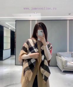 A very rare item - Bur's most geometric cashmere triangle scarf. It is very suitable for sha4xc00j4v