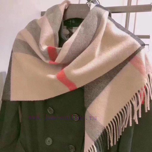 A very rare item - Bur's most geometric cashmere triangle scarf. It is very suitable for sha4xc00j4v - Image 8