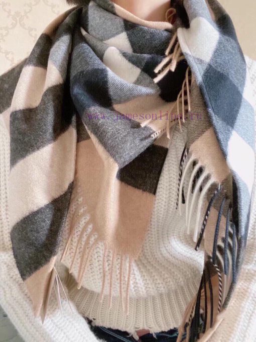 A very rare item - Bur's most geometric cashmere triangle scarf. It is very suitable for sha4xc00j4v - Image 19