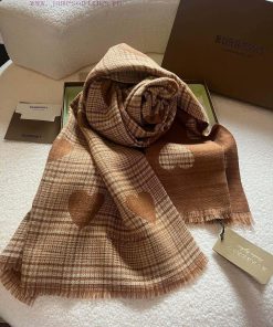 Burberry Knitted Wool Scarf, a top tier outerwear. Trendy people have several Burberry scarv8fn2xbf2