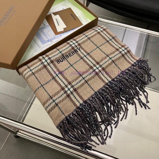 Burberry is a classic style that has been popular for N years. Trendy people have several Bu71gre9y5 - Image 2