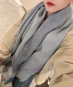 The Dior cashmere shawl is actually more practical when buying a Dior scarf than a trench co0489lrpy