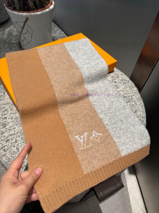 The new knitted scarf of L V2023 has a low-key luxury feel. It is a top-notch, soft and elita9vsxa6f - Image 4